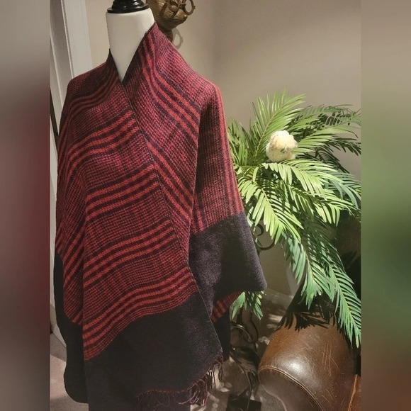 Le Chateau Cape/Shawl - Picture 3 of 6